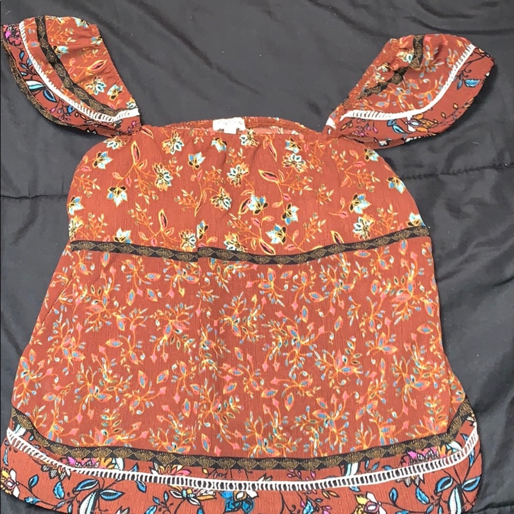 Beautiful off the shoulder/puffed shoulder blouse!